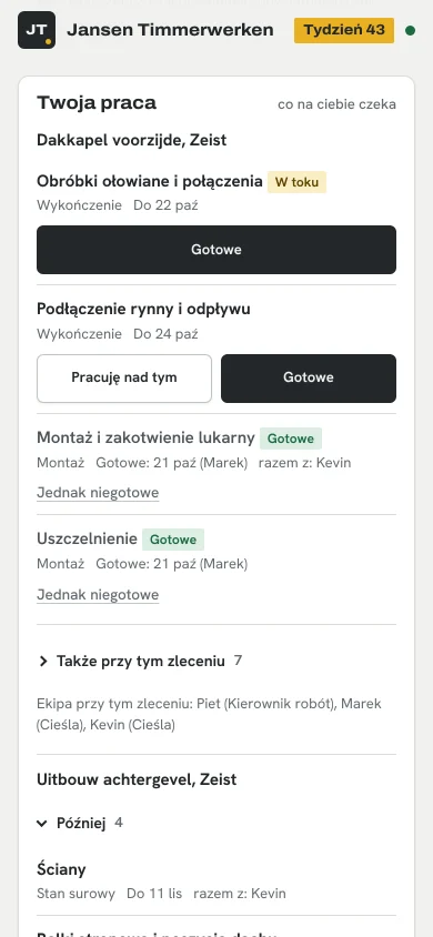 De ploegpagina van een werknemer in het Pools: zijn werk op de dakkapel met de knoppen om te beginnen en klaar te melden, en wat later komt op de uitbouw.