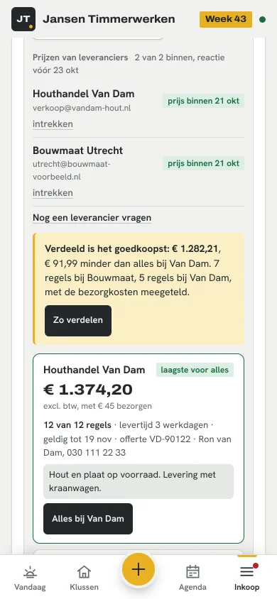 De prijzen van een houthandel en een bouwmarkt naast elkaar op een telefoon, met het advies om te verdelen omdat dat met de bezorgkosten goedkoper is.