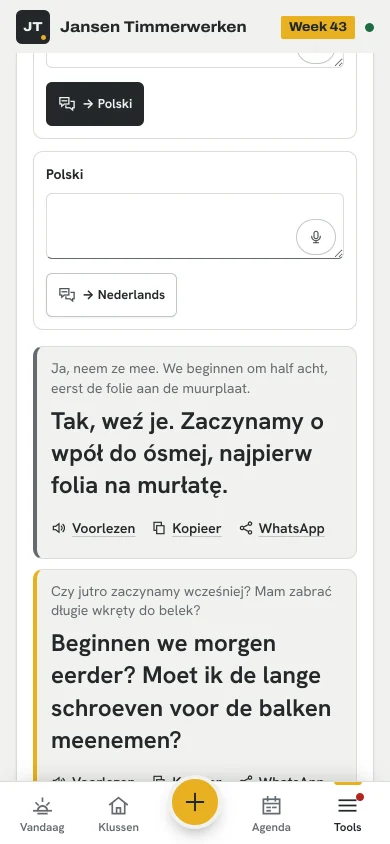 De tolk op een telefoon: de vraag van een werknemer in het Pools staat groot in het Nederlands, en het antwoord van de baas, dat ze om half acht beginnen, staat groot in het Pools.