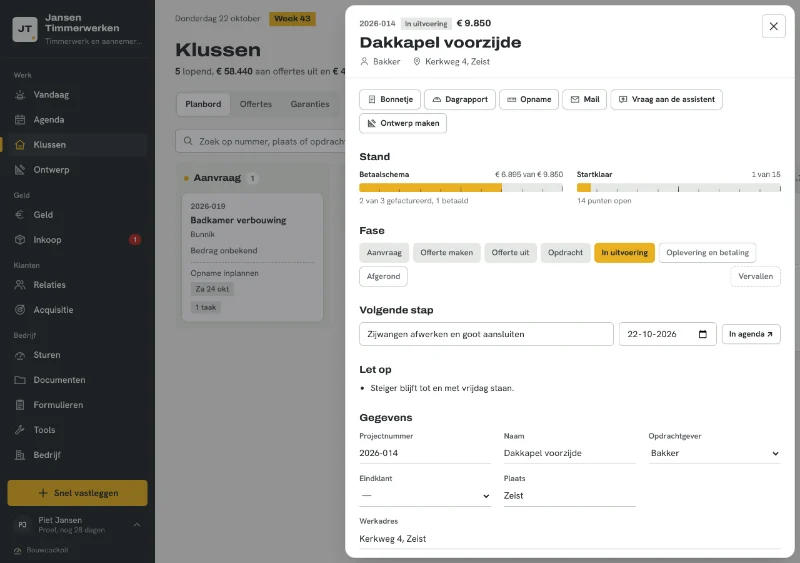 De werkmap van klus 2026-014 Dakkapel voorzijde, geopend naast het planbord: fase, volgende stap, let-op-punten en de gegevens van de klus.